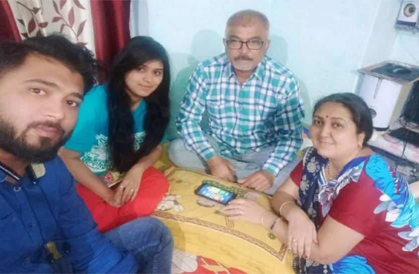 घर पर समय बिताने कैरम और लूडो का सहारा, घर पर परिवार के साथ बिता रहे सुकुन के पल घर पर समय बिताने कैरम और लूडो का सहारा, घर पर परिवार के साथ बिता रहे सुकुन के पल