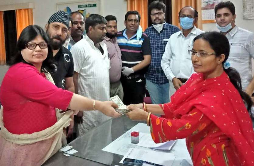 कोरोना वायरस : लॉकडाउन अवधि में निर्धन व दिहाड़ी मजदूरों के लिए दिए 91 हजार रूपए कोरोना वायरस : लॉकडाउन अवधि में निर्धन व दिहाड़ी मजदूरों के लिए दिए 91 हजार रूपए