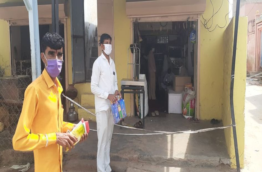 Corona In Churu: बेसहारा लोगों को भोजन बांट रही है युवाओं की यह टोली Corona In Churu: बेसहारा लोगों को भोजन बांट रही है युवाओं की यह टोली