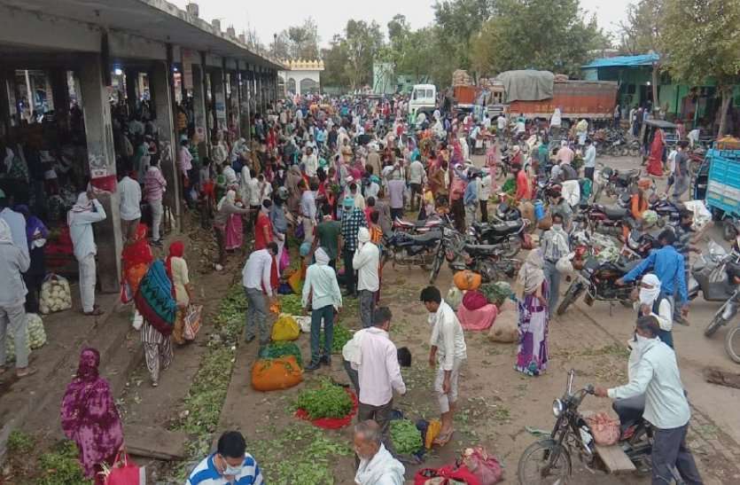 Corona Virus : Crowd In Alwar Vegetable Marketa ये क्या कर रहे हो अलवर वासियों? सरकार ने लॉक डाउन किया है, आप तो पहले से भी ज्यादा भीड़ इकठ्ठा कर रहे हो