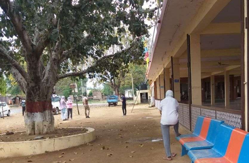 कोरोना का खतरा : महाराष्ट्र से लौटे बीमार युवक ने परिवार की परवाह में मंदिर में गुजारी रात कोरोना का खतरा : महाराष्ट्र से लौटे बीमार युवक ने परिवार की परवाह में मंदिर में गुजारी रात