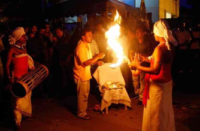 छत्तीसगढ़ में है 200 साल पुराना डायन का मंदिर, जहां नवरात्रि में नौ दिन होती है पूजा, बिना दान किए अगर बढ़ गए आगे तो... छत्तीसगढ़ में है 200 साल पुराना डायन का मंदिर, जहां नवरात्रि में नौ दिन होती है पूजा, बिना दान किए अगर बढ़ गए आगे तो...