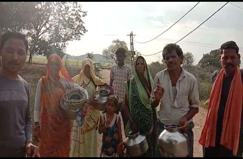 एक महिने से जला हुआ है ट्रांसफॉर्मर, अधिकारी नहीं दे रहे ध्यान एक महिने से जला हुआ है ट्रांसफॉर्मर, अधिकारी नहीं दे रहे ध्यान