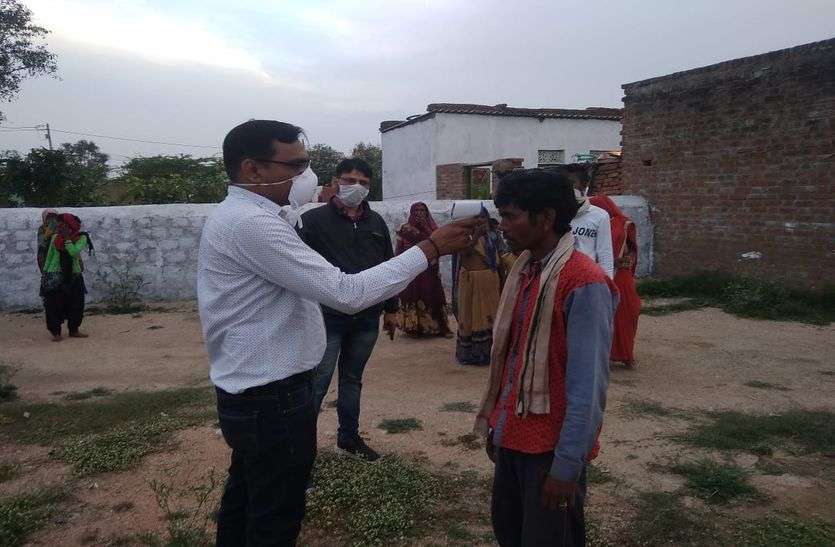 डॉक्टर नहीं मिल पा रहे परिवार से खौफ और खतरे के बीच निभा रहे है फर्ज डॉक्टर नहीं मिल पा रहे परिवार से खौफ और खतरे के बीच निभा रहे है फर्ज