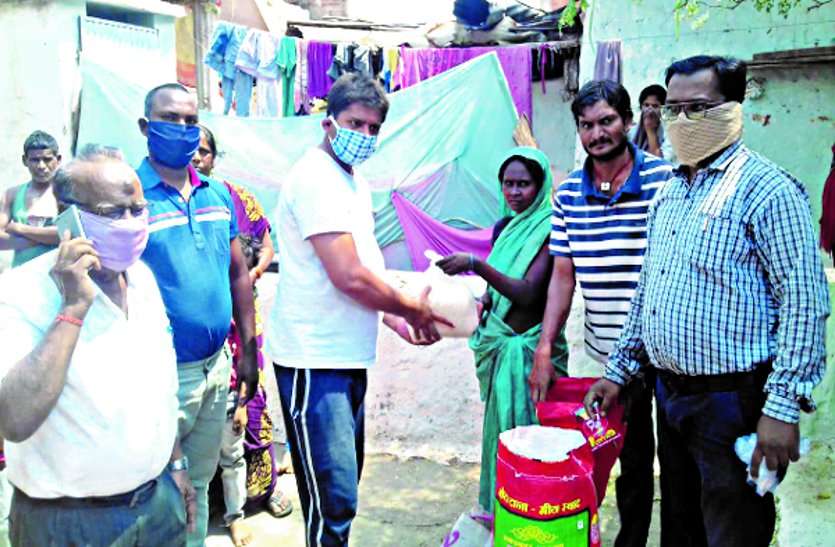 Social organization and police administration started door-to-door food distribution service सामाजिक संस्था व पुलिस प्रशासन ने प्रारंभ की घर-घर भोजन बांटने की सेवा