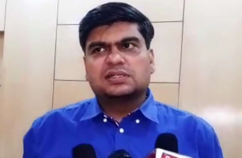 meerut डीएम ने कहा- घर तक सामान पहुंचाने की हुई व्यवस्था, लोगों को बाहर निकलने की जरूरत नहीं