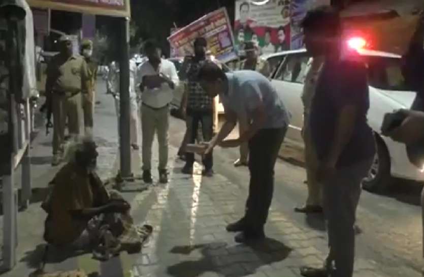बाराबंकी में डीएम-एसपी ने गरीबों और दिहाड़ी मजदूरों को बांटे खाने के पैकेट बाराबंकी में डीएम-एसपी ने गरीबों और दिहाड़ी मजदूरों को बांटे खाने के पैकेट