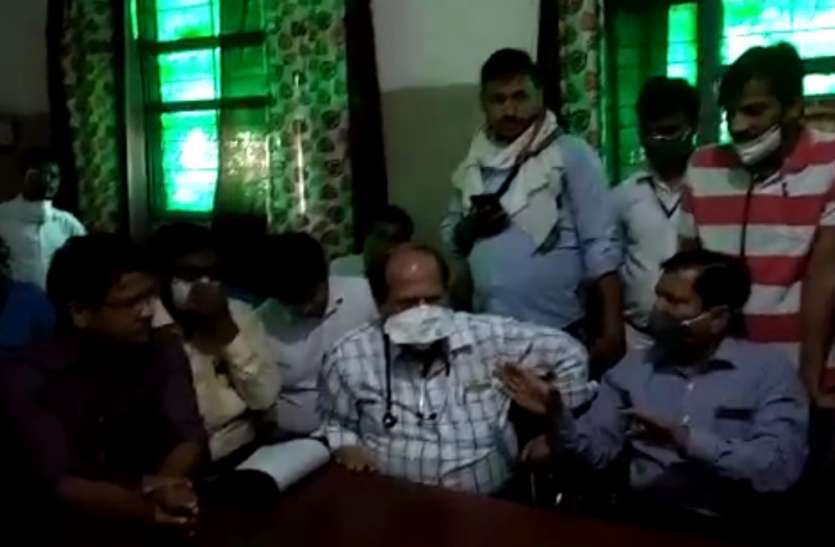 Doctors जिला अस्पताल के डॉक्टर से सीओ सिटी ने की अभद्रता, अस्पताल की सेवाएं हुई ठप