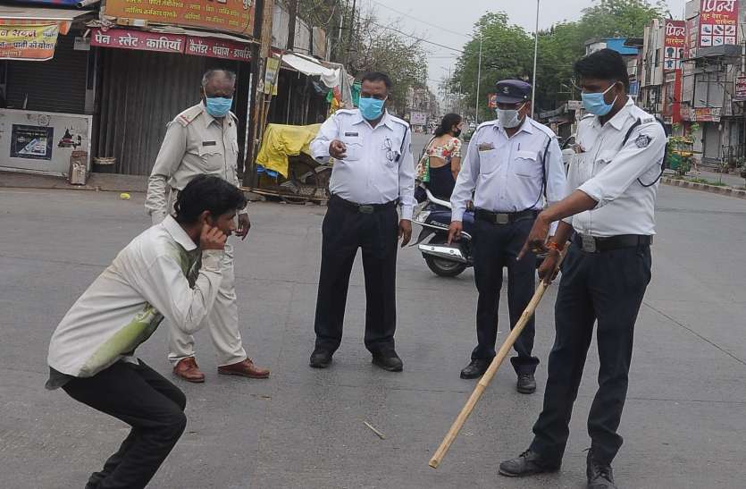 कोरोना वायरस लाकडाउन का उल्लंघन करने वालों से पुलिस ने झाड़ू लगवाया