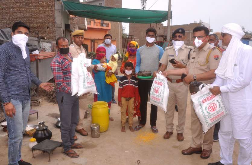 लॉक डाउन के दौरान जरुरतमंद परिवार को राशन वितरण सरकारी दुकानों से वितरित किया राशन