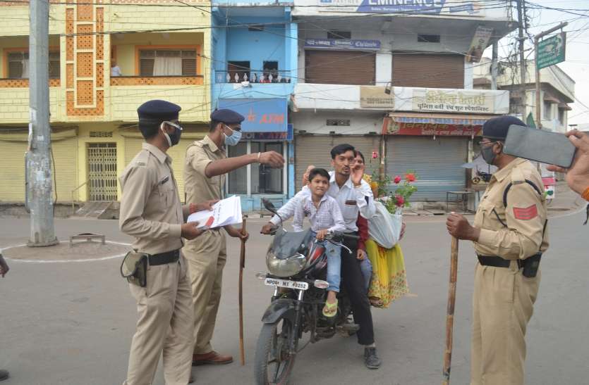 कोरोना सख्ती : बाइक पर दो बैठक निकले तो कटेगा चालान कोरोना सख्ती : बाइक पर दो बैठक निकले तो कटेगा चालान