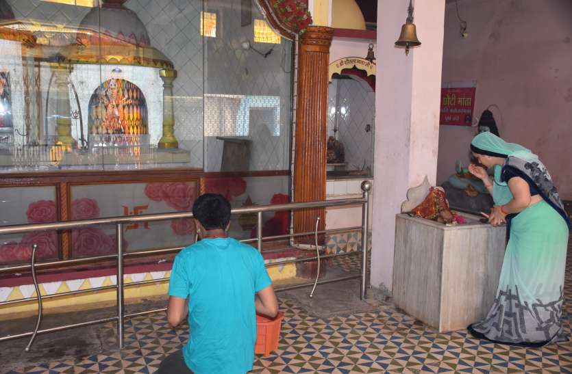 चैत्र नवरात्र : छोटी माता मंदिर में आसपास के लोगों ने ही पूजा अर्चना की चैत्र नवरात्र : छोटी माता मंदिर में आसपास के लोगों ने ही पूजा अर्चना की
