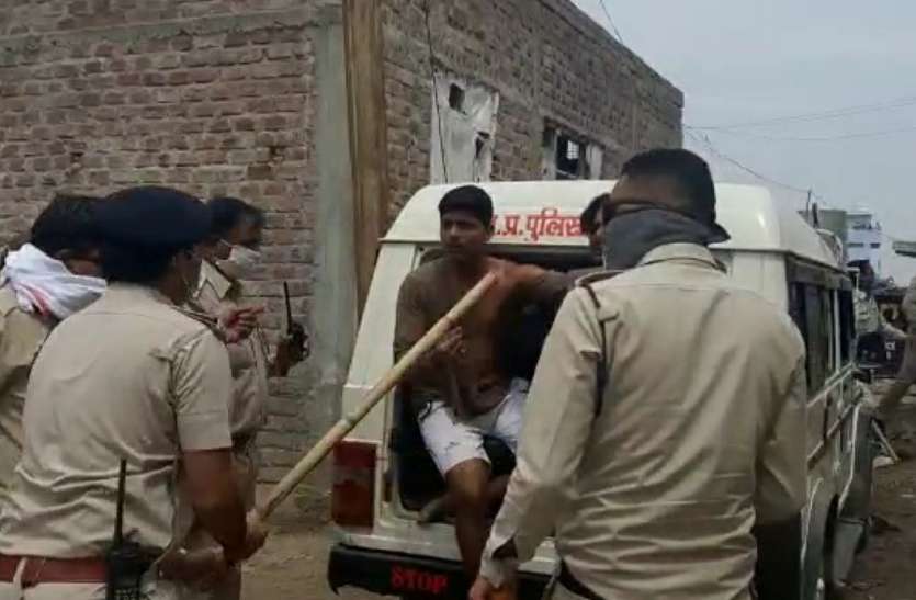 लॉकडाउन में घर के अंदर जाने का बोलने पर सीआरपीएफ के एसआई एवं उसके परिवार ने किया पुलिस पर पथराव, 3 आरक्षकों को आई चोट लॉकडाउन में घर के अंदर जाने का बोलने पर सीआरपीएफ के एसआई एवं उसके परिवार ने किया पुलिस पर पथराव, 3 आरक्षकों को आई चोट