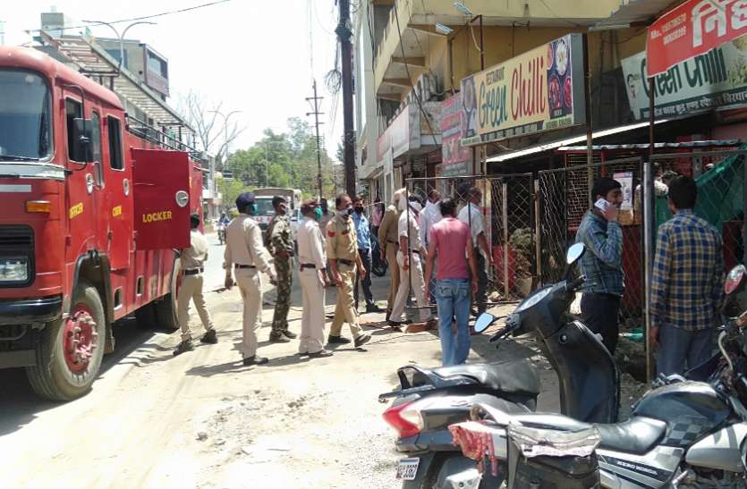 लॉकडाउन के बीच बंद रेस्टोरेंट में लगी आग से मचा हडक़ंप, देखते ही पुलिसकर्मियों ने फायरब्रिगेड टीम को बुलाया लॉकडाउन के बीच बंद रेस्टोरेंट में लगी आग से मचा हडक़ंप, देखते ही पुलिसकर्मियों ने फायरब्रिगेड टीम को बुलाया