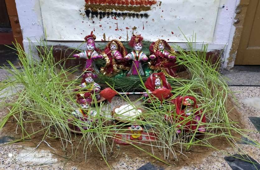 परकोटे में महिलाओं से कर रहे अनुरोध, हमारे घर ना आएं गणगौर पूजने परकोटे में महिलाओं से कर रहे अनुरोध, हमारे घर ना आएं गणगौर पूजने