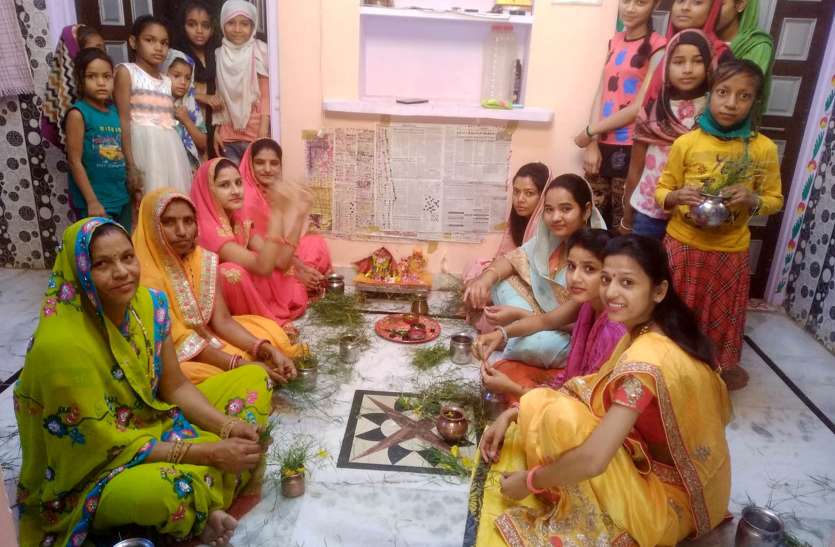 गणगौर पूजा में गूंज रहे मंगल गीत गणगौर पूजा में गूंज रहे मंगल गीत