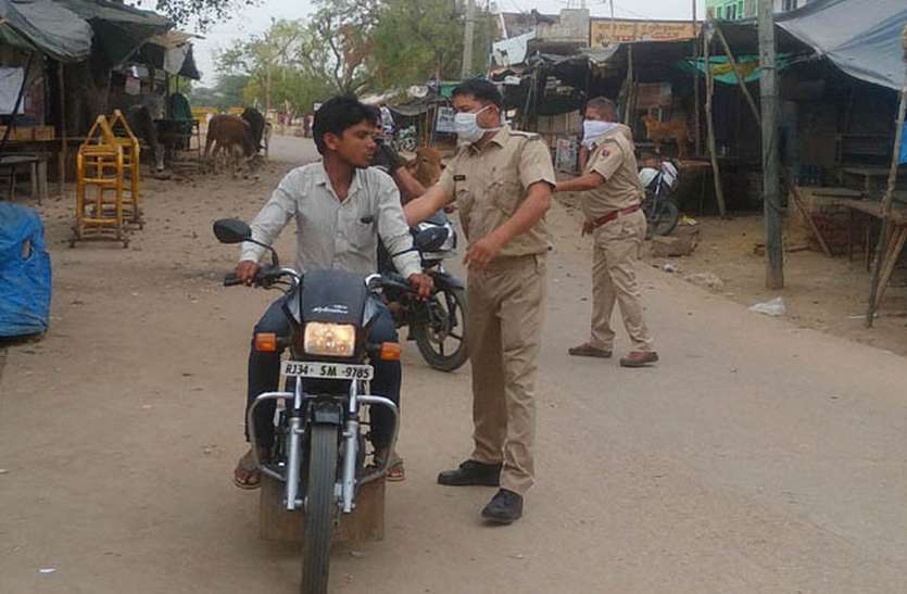 डंडे के जोर से घर की ओर हुए रवाना डंडे के जोर से घर की ओर हुए रवाना