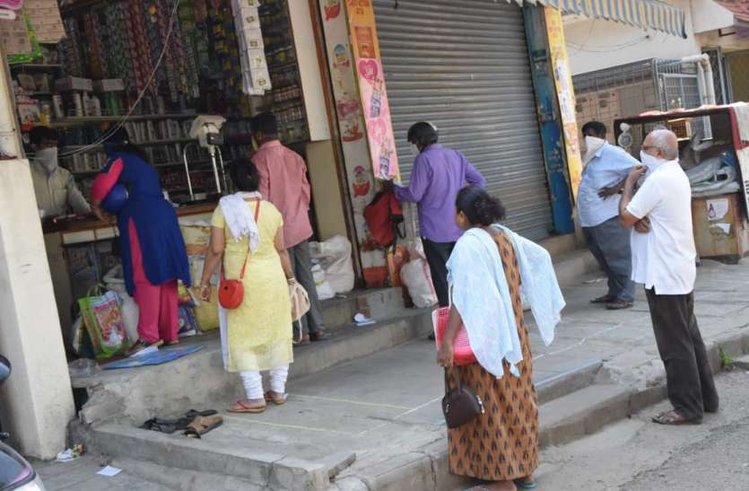 कर्नाटक में सोशल डिस्टेंसिंग का दिखाई दिया असर, लोगों ने बनाई एक-दूसरे से दूरी कर्नाटक में सोशल डिस्टेंसिंग का दिखाई दिया असर, लोगों ने बनाई एक-दूसरे से दूरी