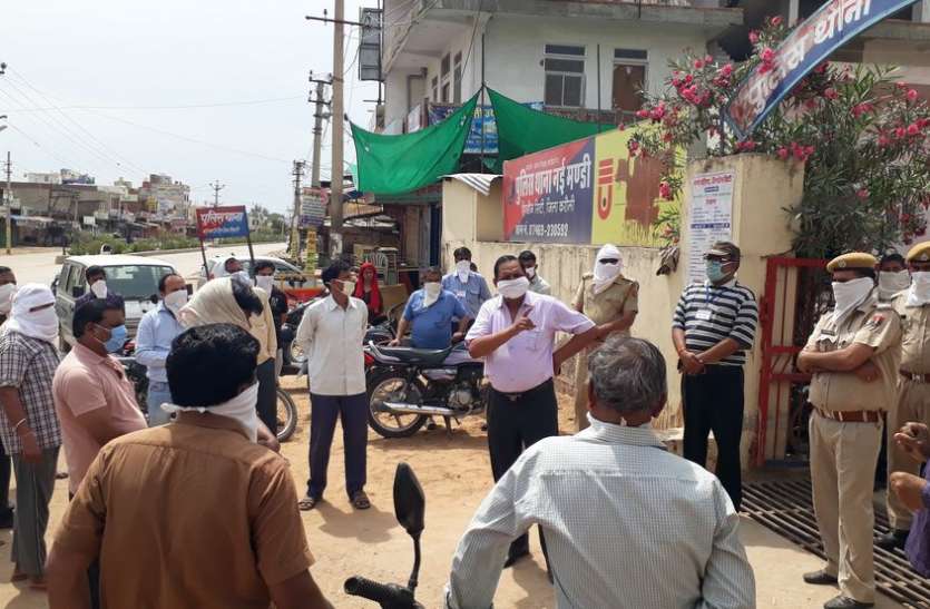 परचून दुकानदार को पुलिस ने पीटा, परस्पर समझाइश पर मामला शांत परचून दुकानदार को पुलिस ने पीटा, परस्पर समझाइश पर मामला शांत