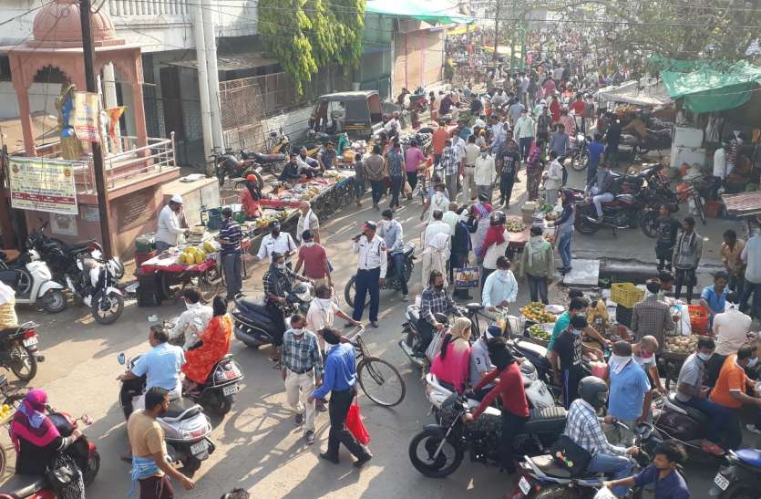 itarsi, sabji mandi, gathering, corona infections 3 घंटे की छूट से संक्रमण का खतरा, भीड़ लगाकर खतरे में डाल रहे खुद की और दूसरों की जान