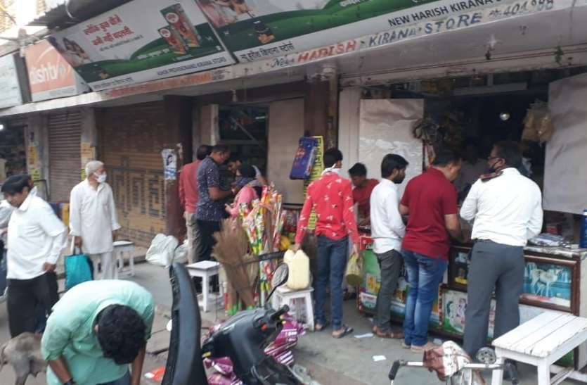 itarsi, kirana shop, vegetables, corona infection किराना दुकानों पर सोशल डिस्टेंसिंग की उड़ी धज्जियां, नहीं रखा जा रहा मानकों का ध्यान..