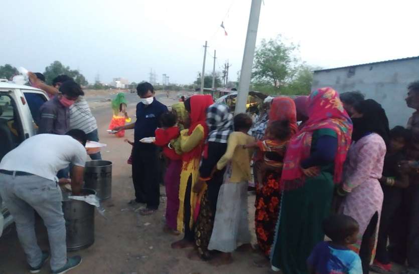 बंद के दौरान मजदूरों के लिए खाना जुटाने में जुटे सामाजिक संगठन बंद के दौरान मजदूरों के लिए खाना जुटाने में जुटे सामाजिक संगठन