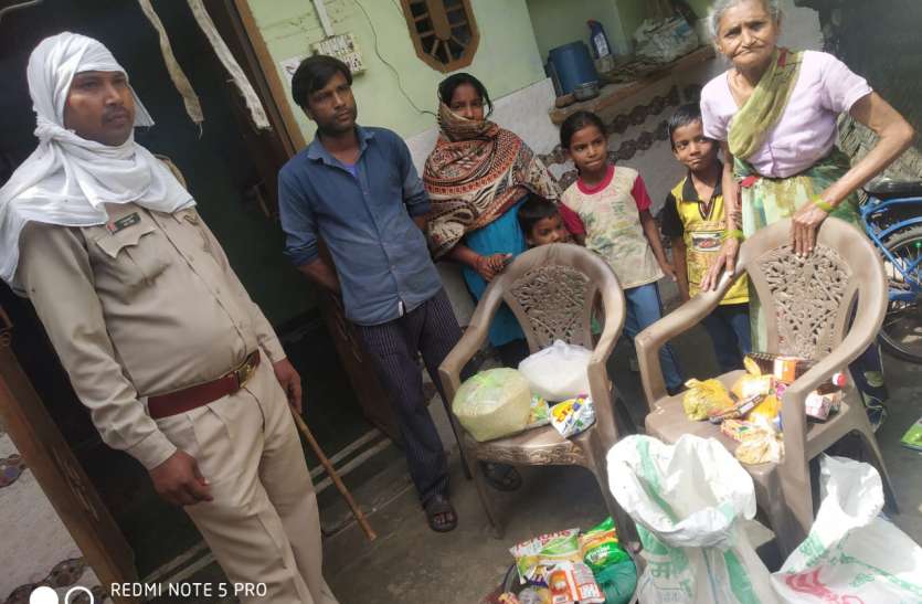 img-20200326-wa0001.jpg भूख से परेशान बेसहारा बुजुर्ग महिला को यूपी पुलिस ने घर पर पहुंचाया एक महीने का राशन
