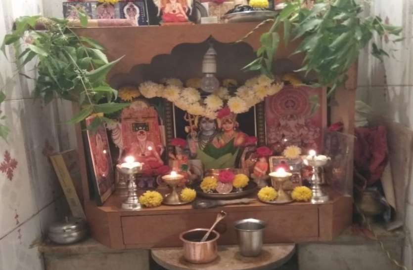 घर मंदिर में ही हुई घट स्थापना, पूजा घर मंदिर में ही हुई घट स्थापना, पूजा