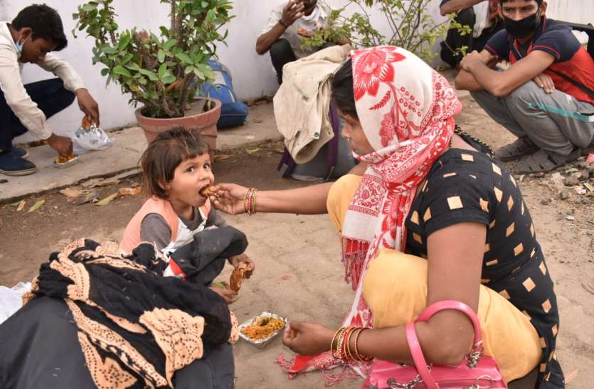 img-20200326-wa0087.jpg Bulandshahr: अपने घरों को पैदल जा रहे सैकड़ों लोगों को डीएम—एसएसपी ने खिलाया खाना