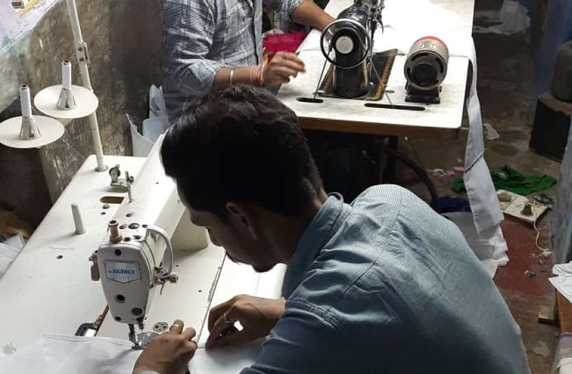 मास्क के लिए कोई उपलब्ध करवा रहा कपड़ा तो कोई बना रहे निशुल्क मास्क के लिए कोई उपलब्ध करवा रहा कपड़ा तो कोई बना रहे निशुल्क