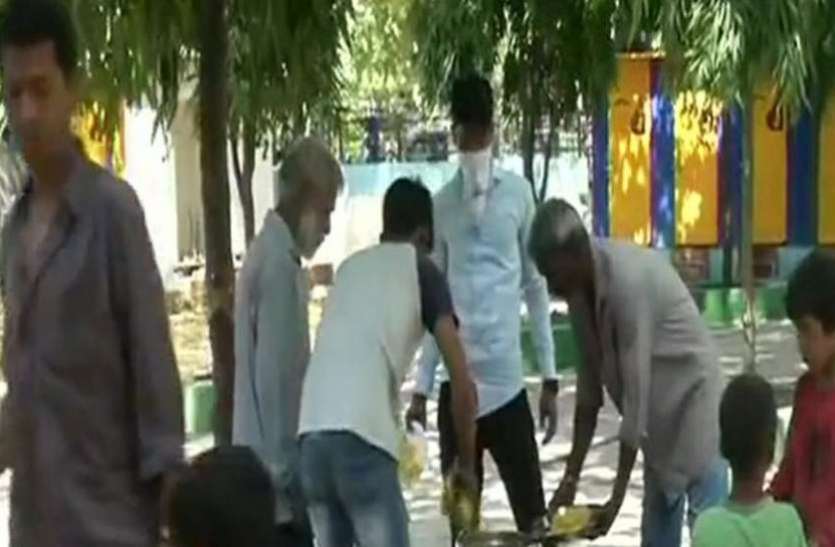 coronavirus India Lockdown: गरीबों की मदद के लिए बनाया गया , बांटा जा रहा है खाने-पीने का सामान