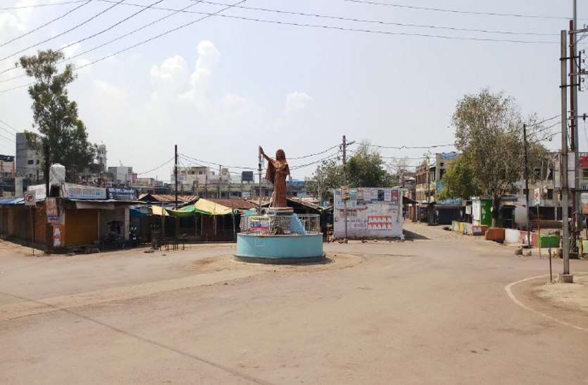 इंदिरा मार्केट और हटरी बाजार के बदले अब नवीन स्कूल मैदान में लगेगा सब्जी बाजार, महिलाएं बना रही मास्क इंदिरा मार्केट और हटरी बाजार के बदले अब नवीन स्कूल मैदान में लगेगा सब्जी बाजार, महिलाएं बना रही मास्क
