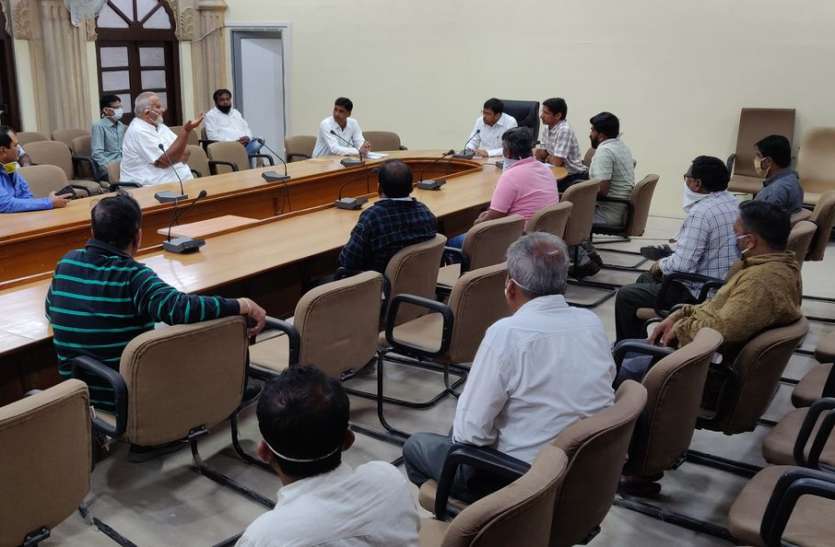 बैठक में दिखी सोशल डिस्टेसिंग, विभिन्न व्यवसायों के होलसेल व्यापारियों की बैठक ली बैठक में दिखी सोशल डिस्टेसिंग, विभिन्न व्यवसायों के होलसेल व्यापारियों की बैठक ली