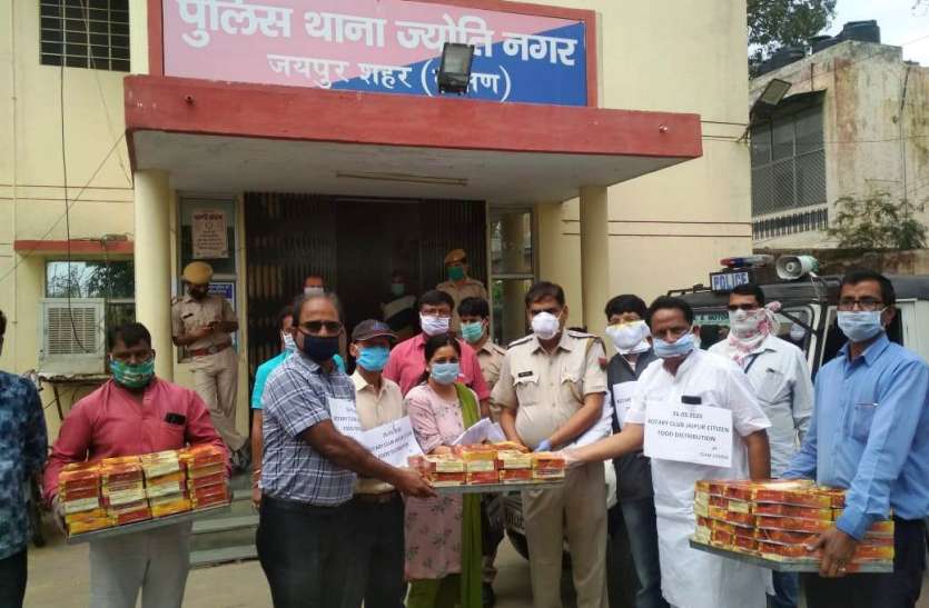 रोटरी क्लब जयपुर सिटीजन ने बांटे खाने के पैकेट रोटरी क्लब जयपुर सिटीजन ने बांटे खाने के पैकेट
