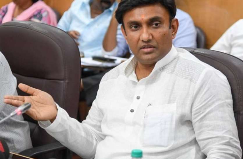 स्वास्थ्यकर्मियों को मकान खाली करने के लिए तंग करने वालों के खिलाफ कार्रवाई: डा. सुधाकर स्वास्थ्यकर्मियों को मकान खाली करने के लिए तंग करने वालों के खिलाफ कार्रवाई: डा. सुधाकर