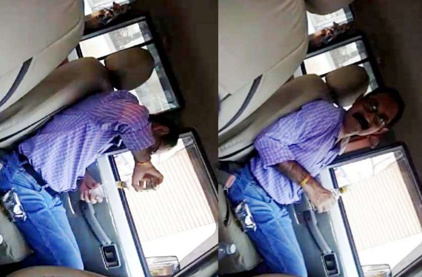 Doctor drink alcohol in CMHO office Video viral in katni Video: सीएमएचओ कार्यालय में जिला टीकाकरण अधिकारी ने पी शराब, वायरल हुआ वीडियो तो कहा कि कर रहा था एक्टिंग