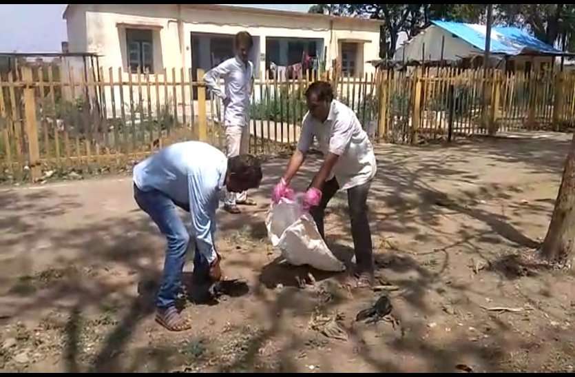 large number of crow birds died in Reethi station रीठी रेलवे स्टेशन परिसर में दर्जनों कौवों की अचानक मौत, वन विभाग ने अपने सुपुर्द में लेकर शुरू की जांच