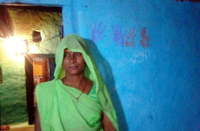 Superstition महामारी से बचने अंधविश्वास का ले रहे ग्रामीण सहारा, हर एक घर से जुटाया पांच-पांच रुपया चंदा, खरीद रहे हरी चूड़ी, महावर