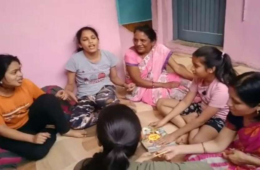 Time spent petting, worshiping Lock down : कोई बना रहा पेटिंग, कोई पूजा पाठ में व्यस्त...