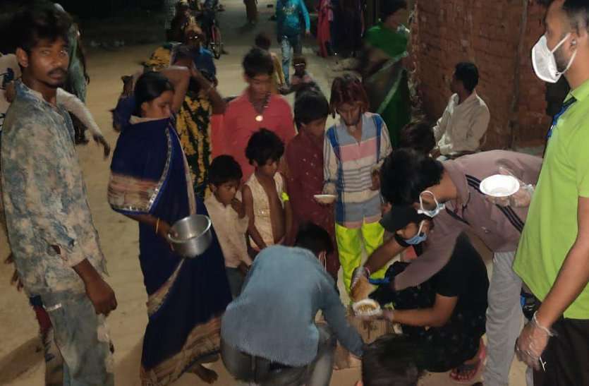 Helping social workers in corona virus infection मदद के लिए बढ़े हाथ, जरुरतमंदों को बांटा भोजन, कोरोना वॉलंटरी हेल्प ग्रुप, नगर निगम व होटल संचालक ने की पहल