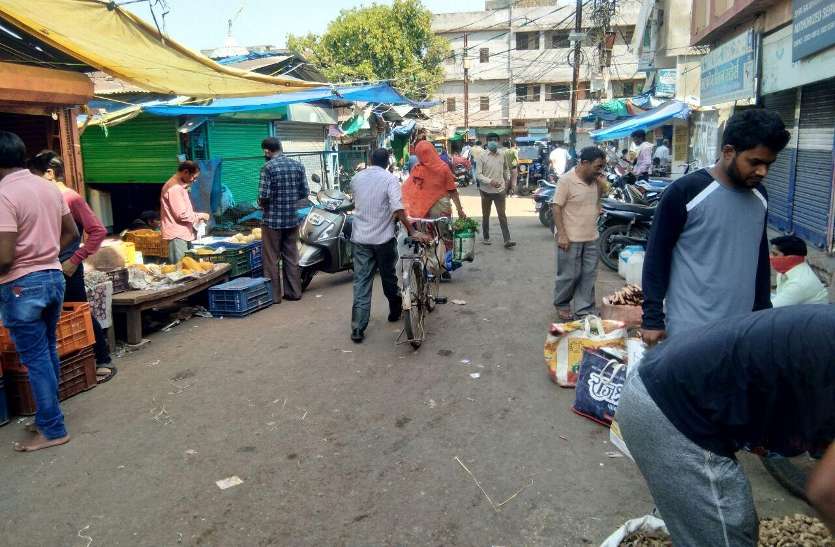 Crowd while buying required material in the vegetable market. कोरोना में कटनी को अपनों से खतरा
