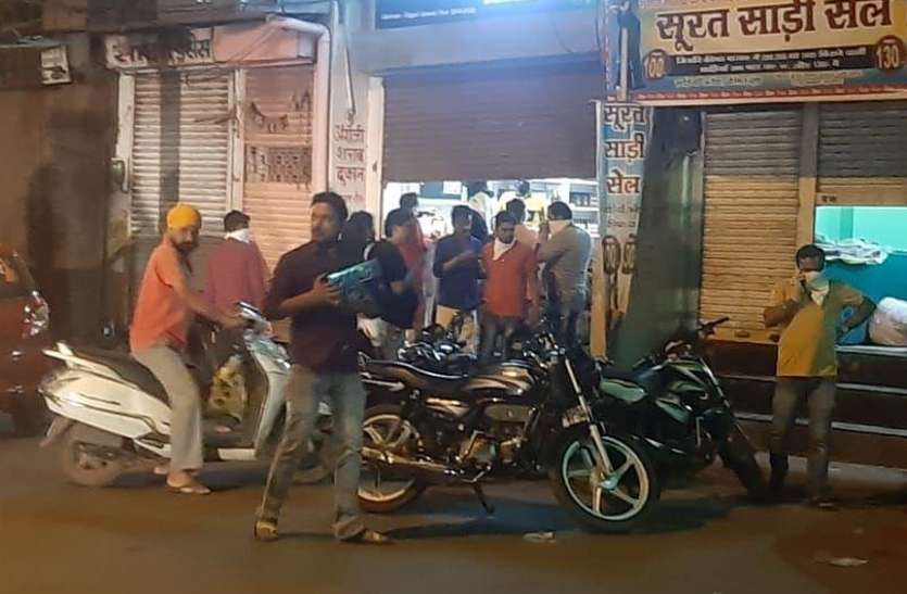 People opened in large numbers to get liquor when shops opened कोरोना के खतरे के बीच लापरवाही के उदाहरण