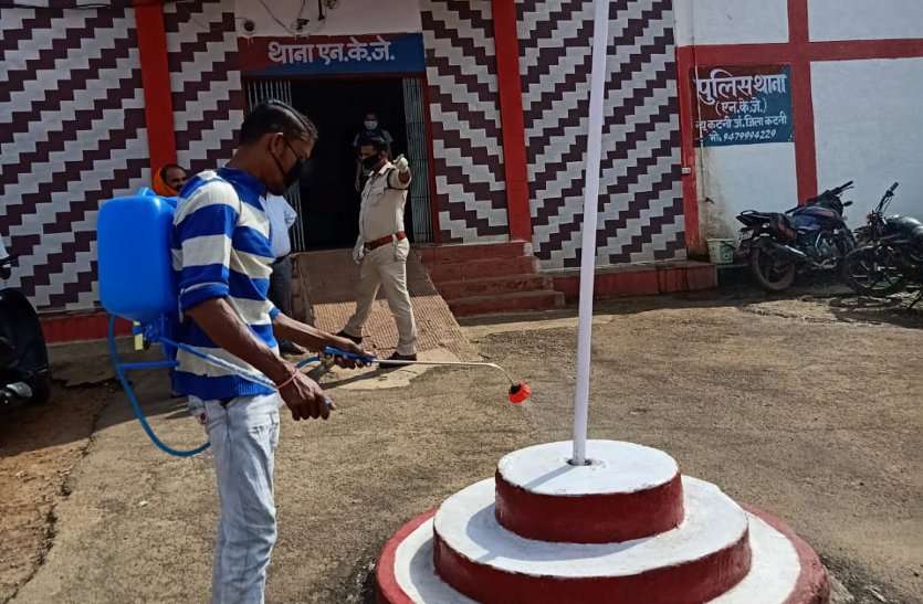 Sanitization and spraying of pesticides in katni city #coronavirus: विषम परिस्थितियों में भी स्वच्छता दूत शहर को कर रहे साफ, सेनिटाइजेशन व कीटनाशक दवाओं का हो रहा छिड़काव
