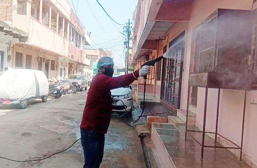 #Coronavirus: Social workers helping people save from corona virus #Coronavirus:लोगों की सेवा में कुछ यूं मैदान में उतरे कोरोना योद्धा, देखें वीडियो