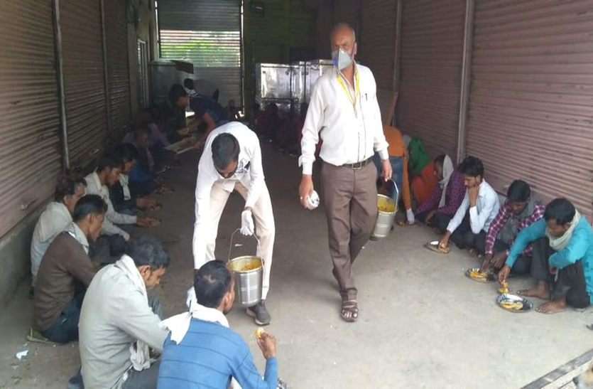 जरुरतमंदों को मदद का सिलसिला जारी, घर-घर बांटे भोजन के पैकेट जरुरतमंदों को मदद का सिलसिला जारी, घर-घर बांटे भोजन के पैकेट