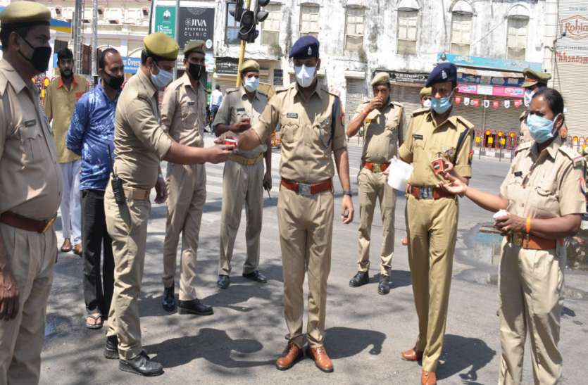 लखनऊ पुलिस का मानवीय चेहरा देख कर सब हुए हैरान लखनऊ पुलिस का मानवीय चेहरा देख कर सब हुए हैरान