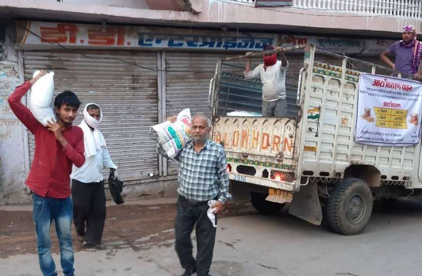 कोरोना के संक्रमण से बेखौफ: सुबह सामान खरीद के लिए बाजार में रही भीड़ कोरोना के संक्रमण से बेखौफ: सुबह सामान खरीद के लिए बाजार में रही भीड़