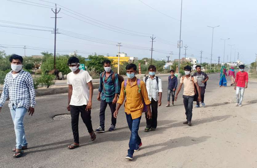 Corona lockdown : मजबूर हुए मजदूर, खाना ना पानी, पैदल ही सैकड़ों मील घर जाने की ठानी Corona lockdown : मजबूर हुए मजदूर, खाना ना पानी, पैदल ही सैकड़ों मील घर जाने की ठानी