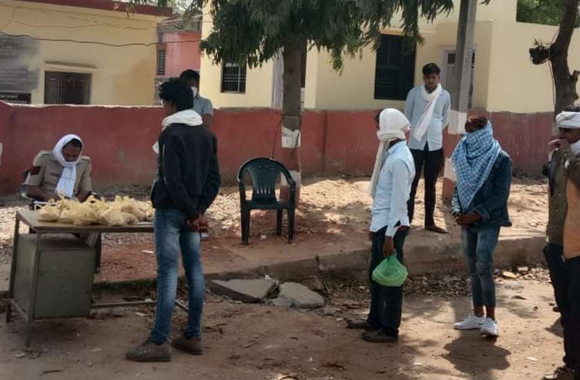 पगार मिली ना वाहन, तीन दिन पैदल चल पहुंचे, कोराना में मजदूरों की आफत पगार मिली ना वाहन, तीन दिन पैदल चल पहुंचे, कोराना में मजदूरों की आफत
