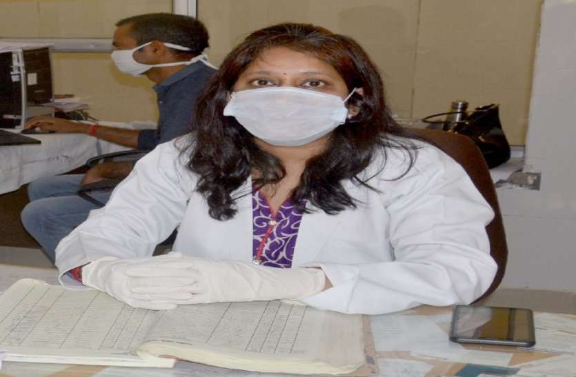 Alwar Lady doctor Monika Sharma Working In Rapid Response Team कोरोना के भय के बीच बच्चे को छोड़कर लगातार काम कर रही यह महिला डॉक्टर, बोली- देश की हिफाजत सबसे जरूरी